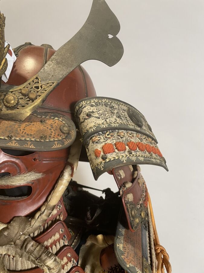 JAPON- XXème siècle - Armure de guerrier Japonais O'Yoroi en fer laqué rouge, à…