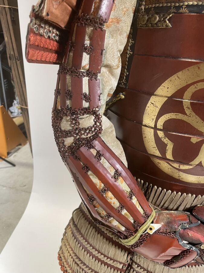 JAPON- XXème siècle - Armure de guerrier Japonais O'Yoroi en fer laqué rouge, à…