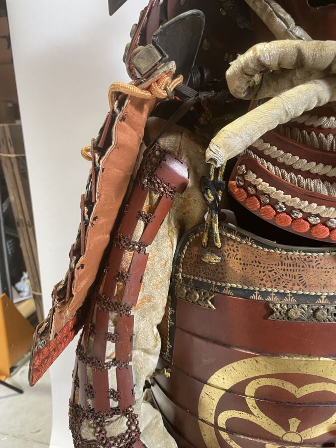 JAPON- XXème siècle - Armure de guerrier Japonais O'Yoroi en fer laqué rouge, à…
