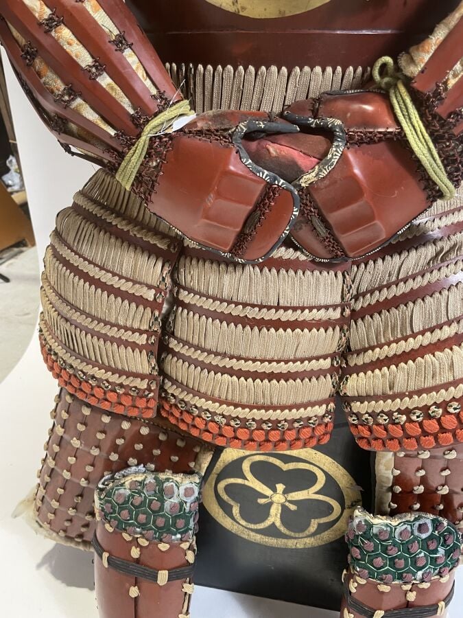 JAPON- XXème siècle - Armure de guerrier Japonais O'Yoroi en fer laqué rouge, à…