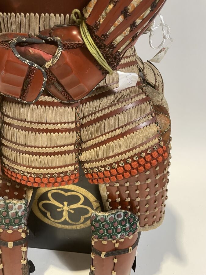 JAPON- XXème siècle - Armure de guerrier Japonais O'Yoroi en fer laqué rouge, à…