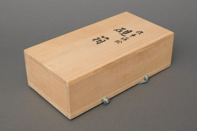 JAPON - XXème siècle - Boîte à écrire (Suzuri'bako) rectangulaire en laque noir…