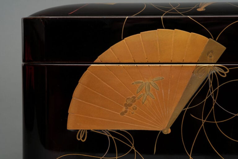 JAPON -XXème siècle - Boîte en Laque rectangulaire à couvercle légèrement bombé…