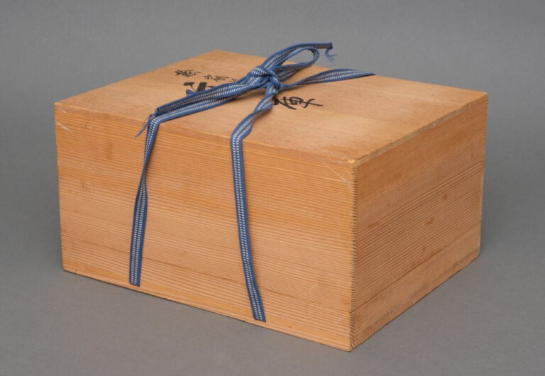 JAPON -XXème siècle - Boîte en Laque rectangulaire à couvercle légèrement bombé…