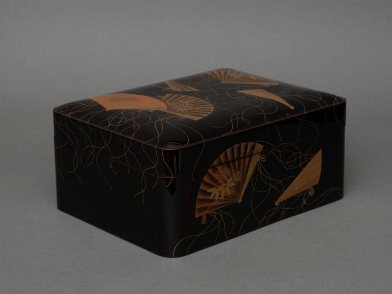 JAPON -XXème siècle - Boîte en Laque rectangulaire à couvercle légèrement bombé…