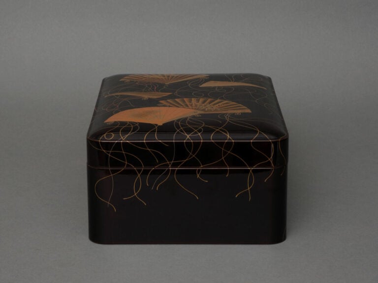 JAPON -XXème siècle - Boîte en Laque rectangulaire à couvercle légèrement bombé…