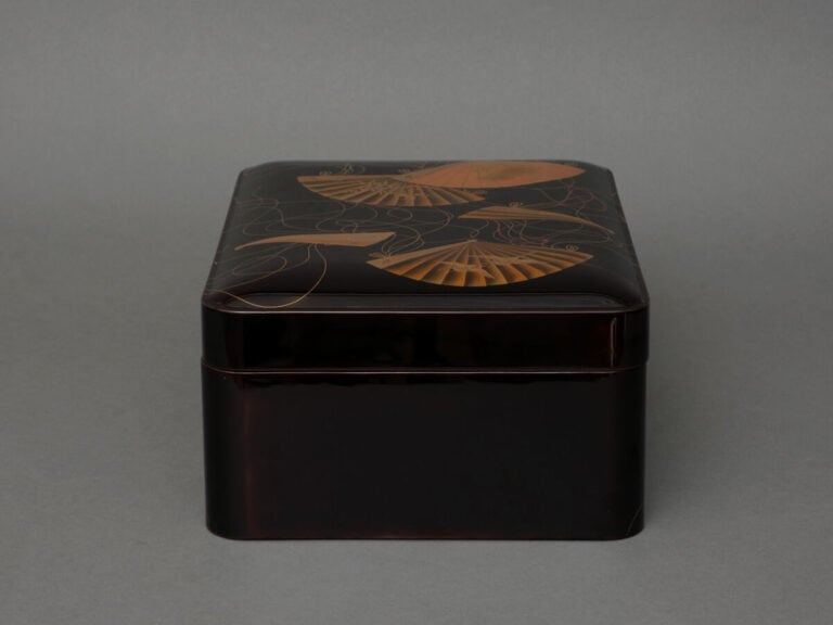 JAPON -XXème siècle - Boîte en Laque rectangulaire à couvercle légèrement bombé…