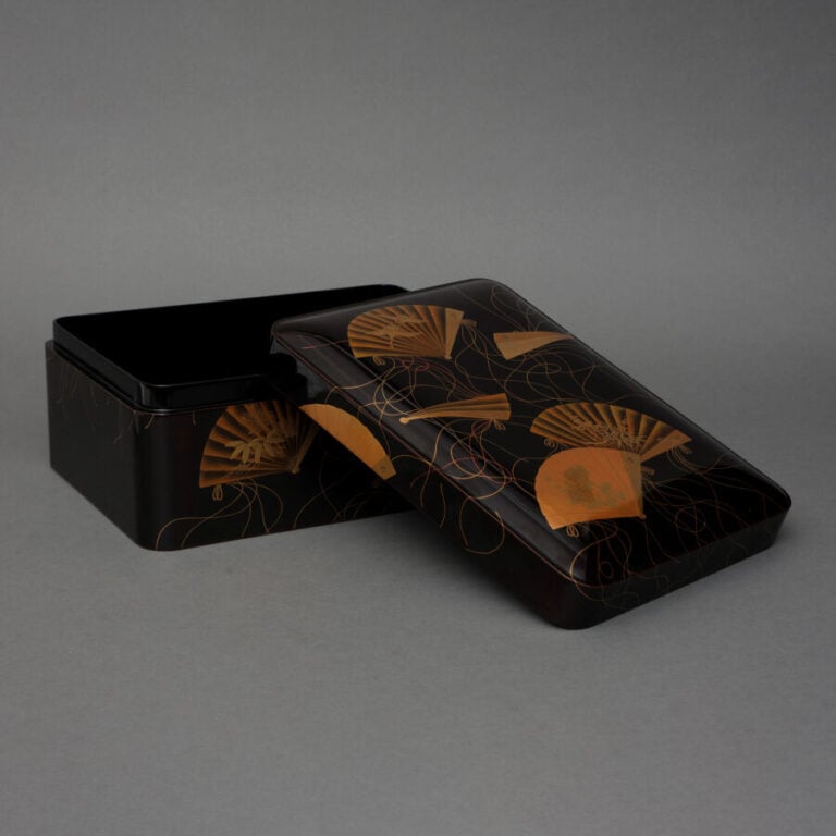 JAPON -XXème siècle - Boîte en Laque rectangulaire à couvercle légèrement bombé…