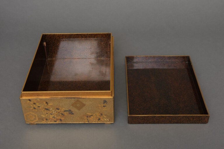 JAPON - XXème siècle - Boîte Tebako quadripode (boîte pour accessoires personne…