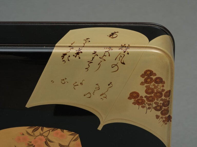 JAPON - XXème siècle - Boîte tebako rectangulaire en laque noire à couvercle bo…