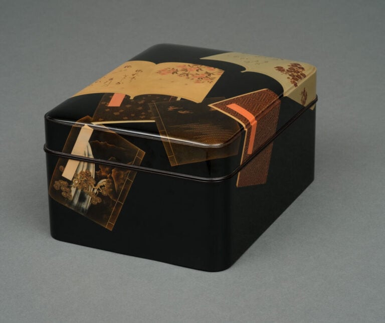 JAPON - XXème siècle - Boîte tebako rectangulaire en laque noire à couvercle bo…
