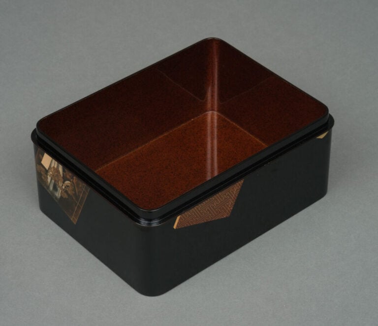 JAPON - XXème siècle - Boîte tebako rectangulaire en laque noire à couvercle bo…