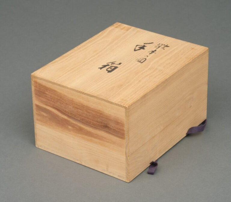 JAPON - XXème siècle - Boîte tebako rectangulaire en laque noire à couvercle bo…