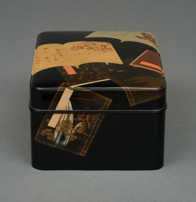 JAPON - XXème siècle - Boîte tebako rectangulaire en laque noire à couvercle bo…