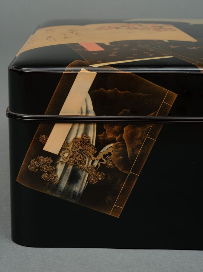 JAPON - XXème siècle - Boîte tebako rectangulaire en laque noire à couvercle bo…
