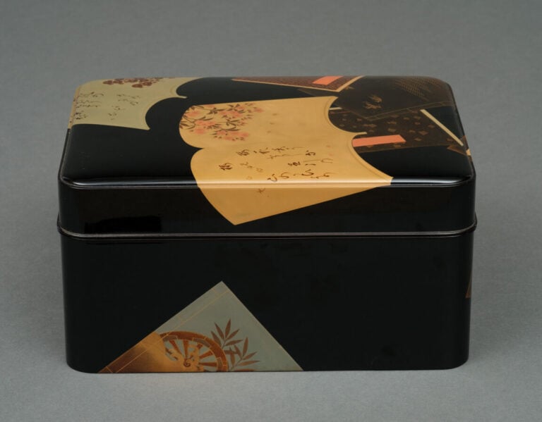 JAPON - XXème siècle - Boîte tebako rectangulaire en laque noire à couvercle bo…