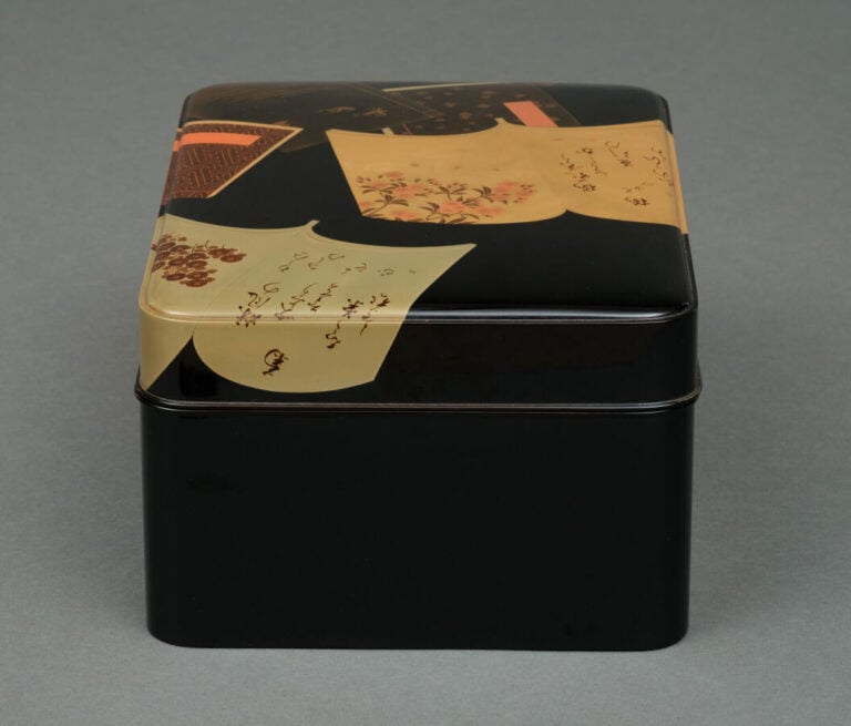 JAPON - XXème siècle - Boîte tebako rectangulaire en laque noire à couvercle bo…