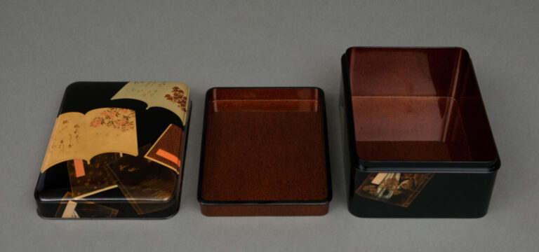 JAPON - XXème siècle - Boîte tebako rectangulaire en laque noire à couvercle bo…