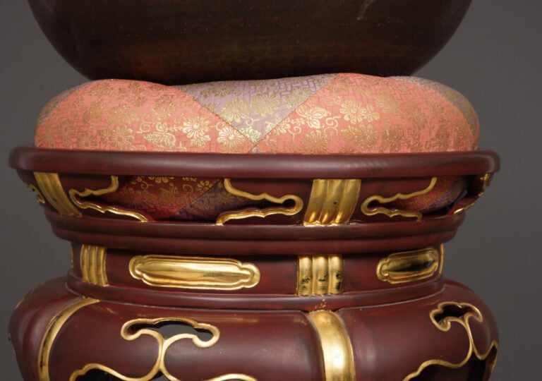 JAPON - XXème siècle - Cloche en alliage (dôbachi) positionnée au sommet d'un s…