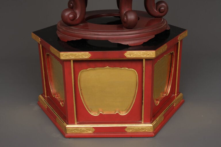 JAPON - XXème siècle - Cloche en alliage (dôbachi) positionnée au sommet d'un s…