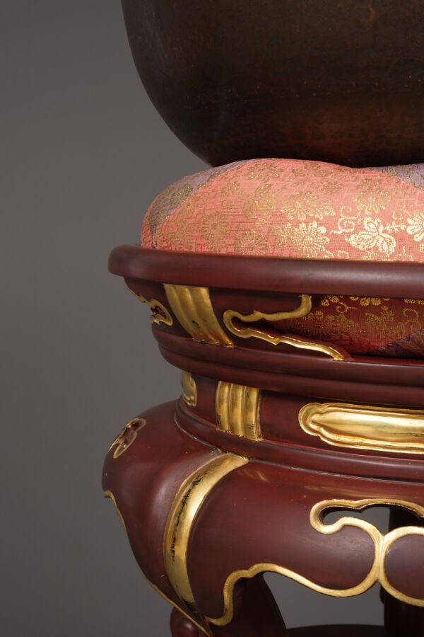 JAPON - XXème siècle - Cloche en alliage (dôbachi) positionnée au sommet d'un s…