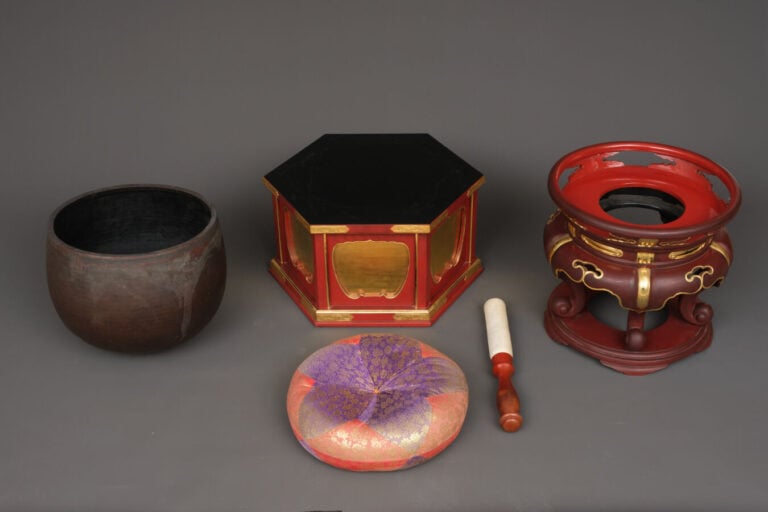 JAPON - XXème siècle - Cloche en alliage (dôbachi) positionnée au sommet d'un s…