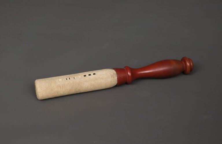 JAPON - XXème siècle - Cloche en alliage (dôbachi) positionnée au sommet d'un s…