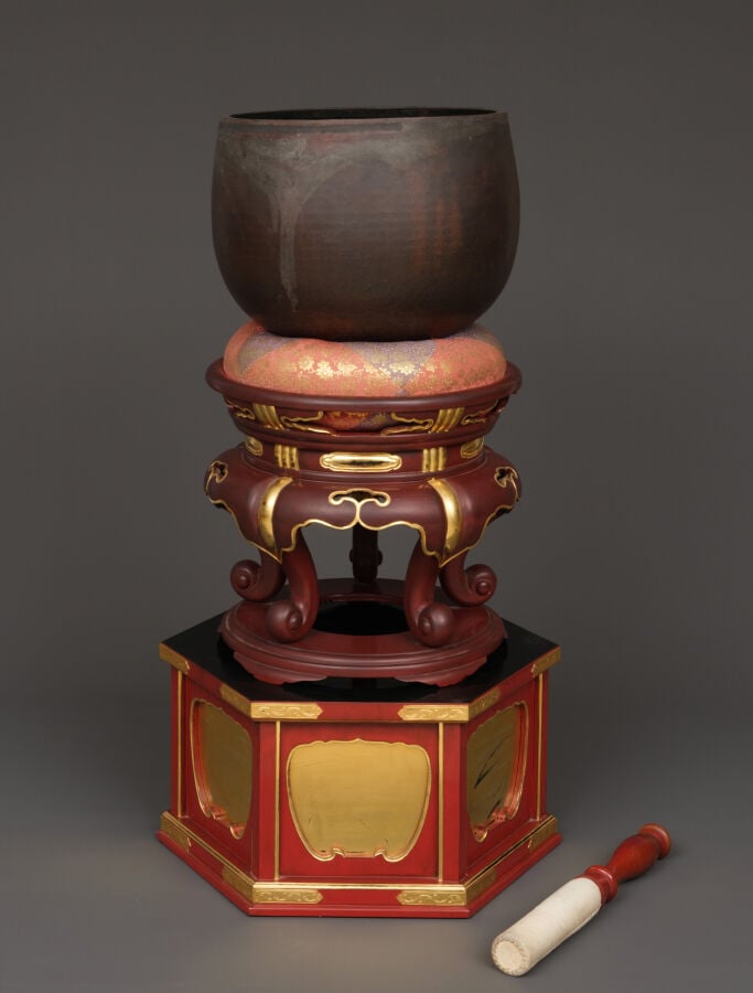 JAPON - XXème siècle - Cloche en alliage (dôbachi) positionnée au sommet d'un s…