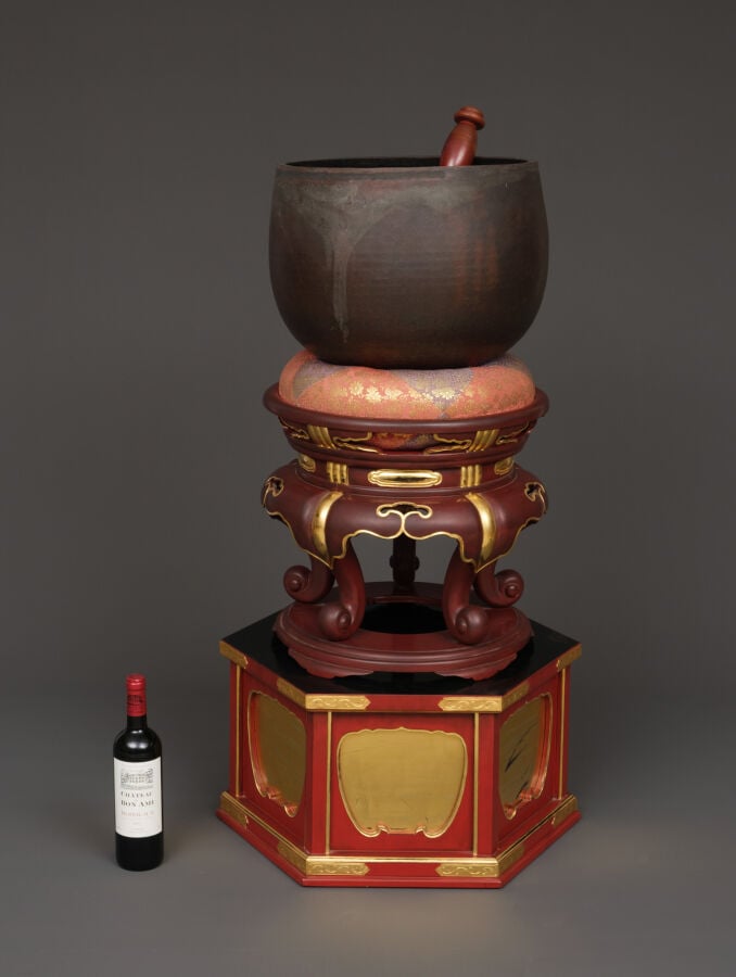 JAPON - XXème siècle - Cloche en alliage (dôbachi) positionnée au sommet d'un s…