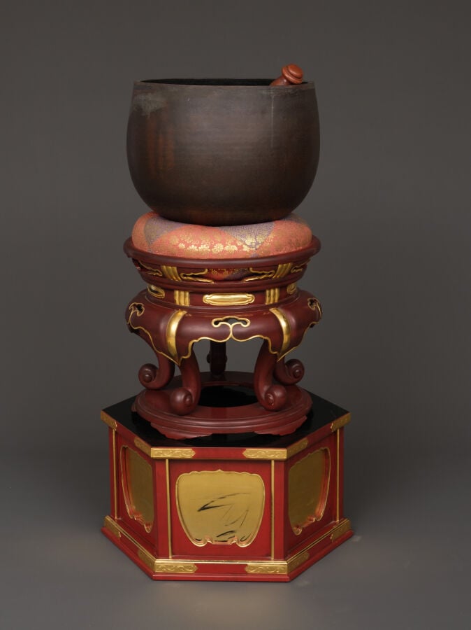 JAPON - XXème siècle - Cloche en alliage (dôbachi) positionnée au sommet d'un s…