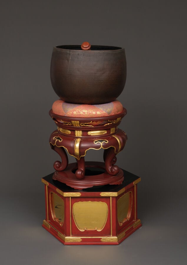 JAPON - XXème siècle - Cloche en alliage (dôbachi) positionnée au sommet d'un s…