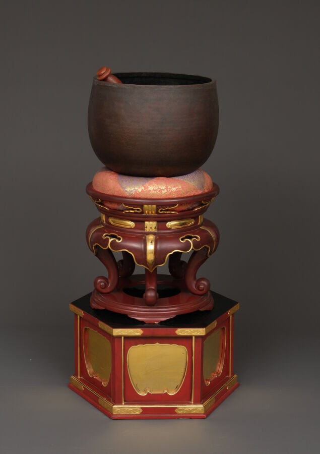 JAPON - XXème siècle - Cloche en alliage (dôbachi) positionnée au sommet d'un s…