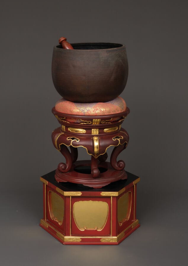 JAPON - XXème siècle - Cloche en alliage (dôbachi) positionnée au sommet d'un s…