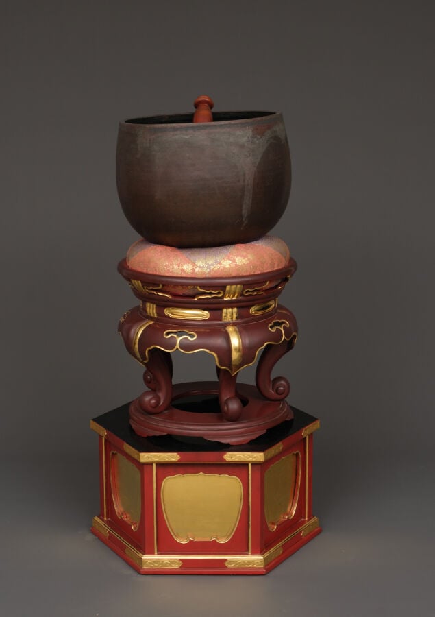 JAPON - XXème siècle - Cloche en alliage (dôbachi) positionnée au sommet d'un s…