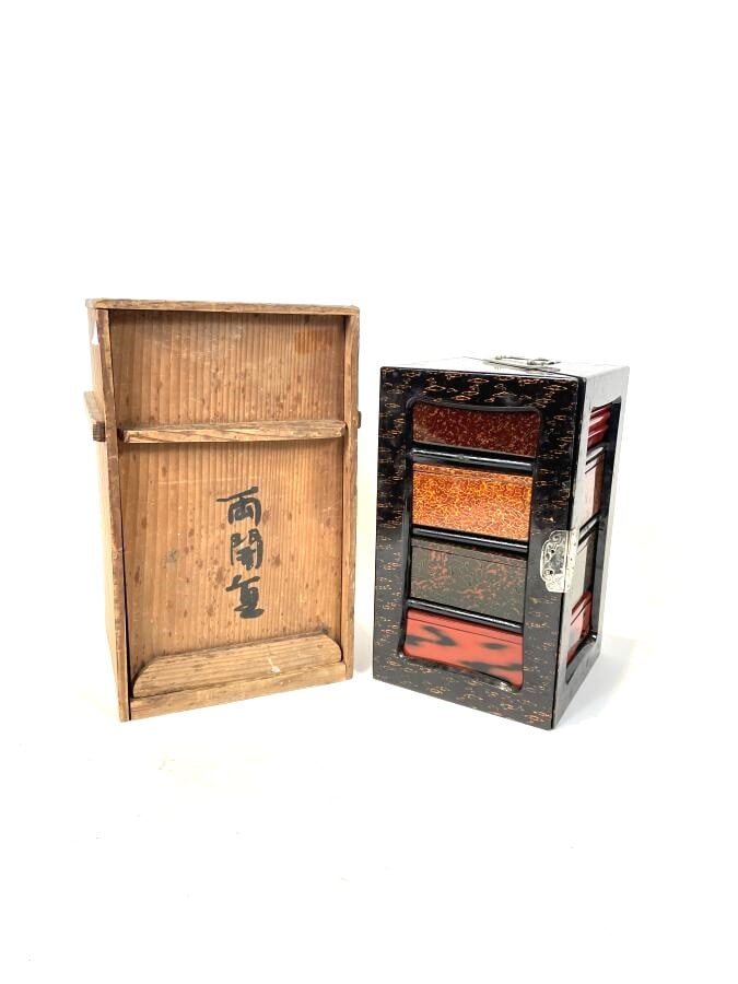 JAPON - XXème siècle - Ensemble de boîtes à bento en plusieurs techniques de la…