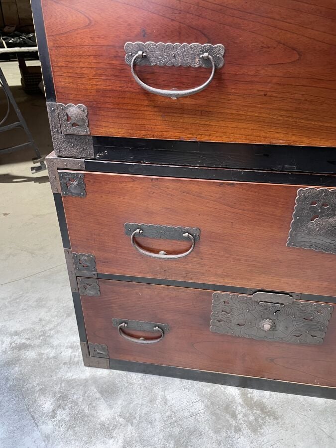 JAPON - XXème siècle - Ensemble de deux commodes associées modulables en bois v…