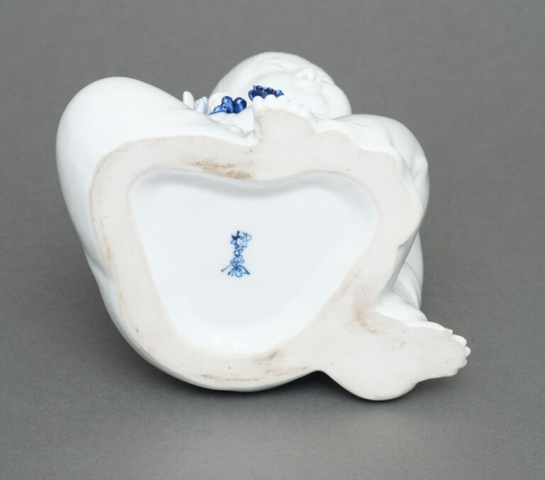 JAPON - XXème siècle - figurine en porcelaine émaillée blanche (okimono) d'un e…