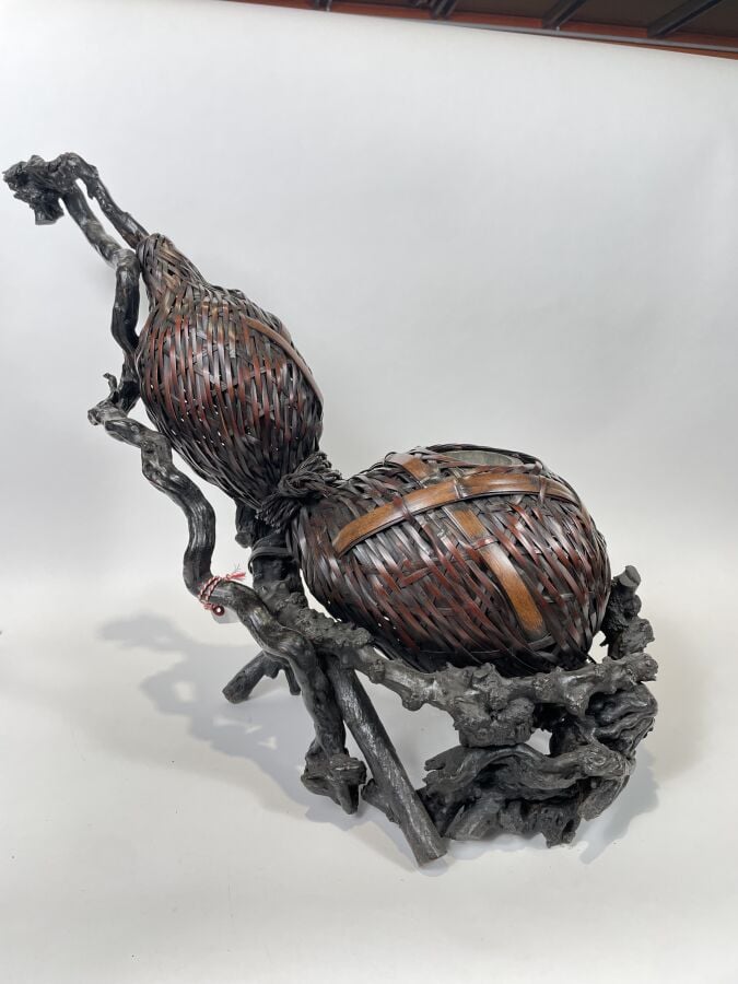 JAPON - XXème siècle - Grand panier en forme de double gourde en bambou tressé…