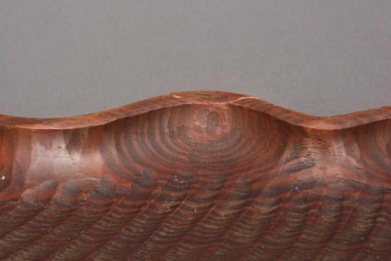 JAPON - XXème siècle - Grand plateau de bois en forme de feuille de bananier sc…