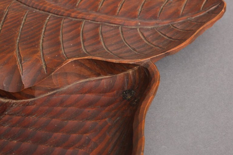 JAPON - XXème siècle - Grand plateau de bois en forme de feuille de bananier sc…