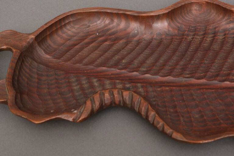 JAPON - XXème siècle - Grand plateau de bois en forme de feuille de bananier sc…