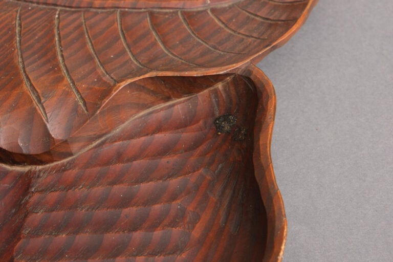 JAPON - XXème siècle - Grand plateau de bois en forme de feuille de bananier sc…