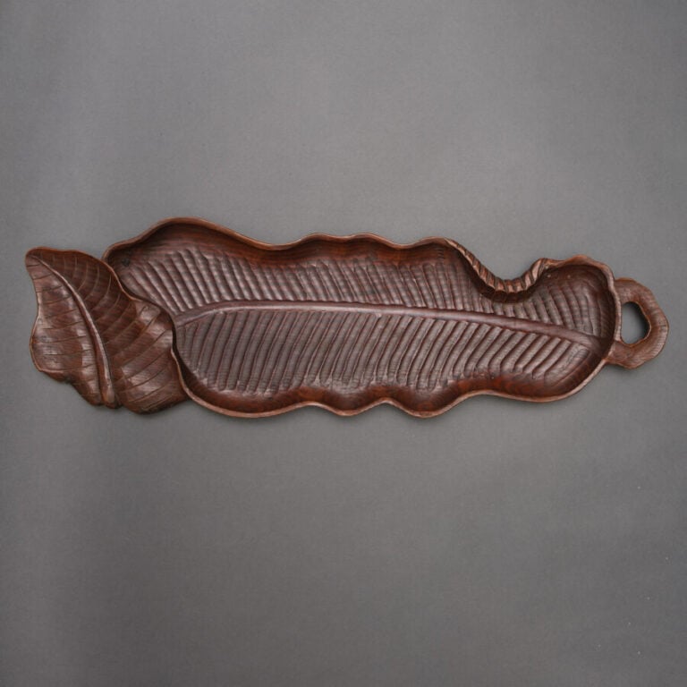 JAPON - XXème siècle - Grand plateau de bois en forme de feuille de bananier sc…
