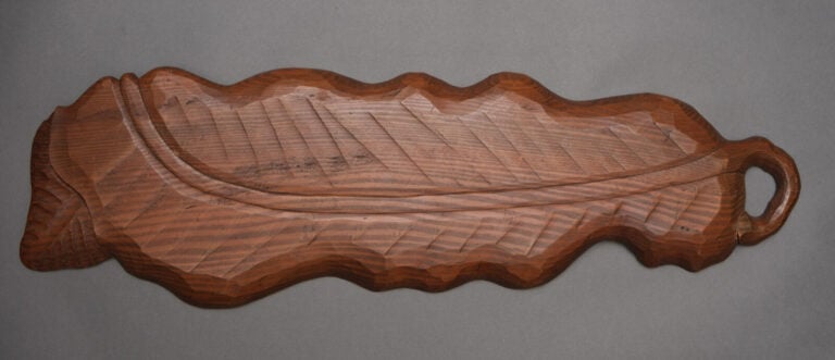 JAPON - XXème siècle - Grand plateau de bois en forme de feuille de bananier sc…
