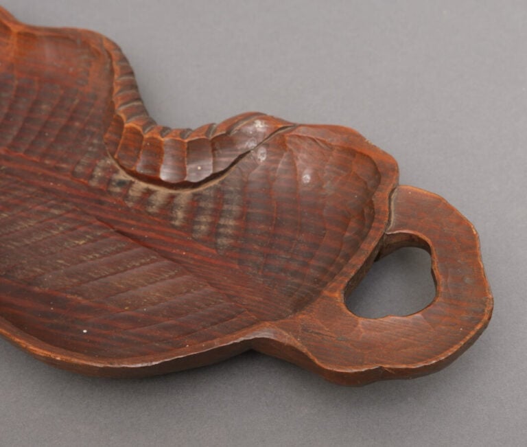 JAPON - XXème siècle - Grand plateau de bois en forme de feuille de bananier sc…