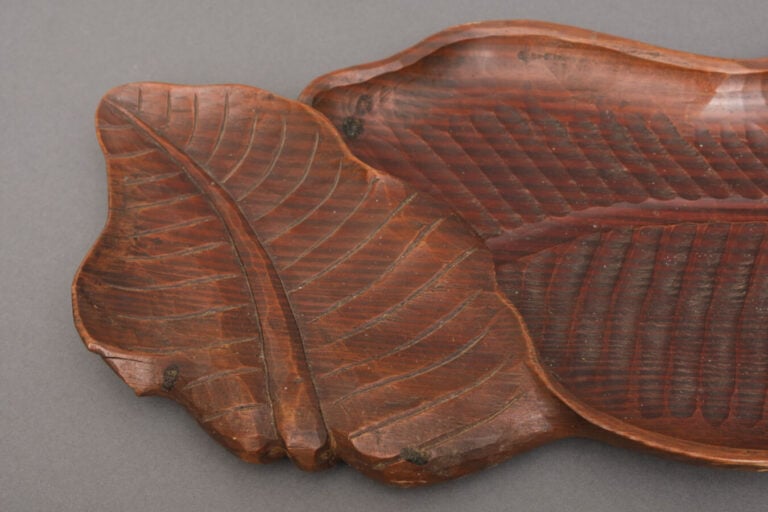 JAPON - XXème siècle - Grand plateau de bois en forme de feuille de bananier sc…