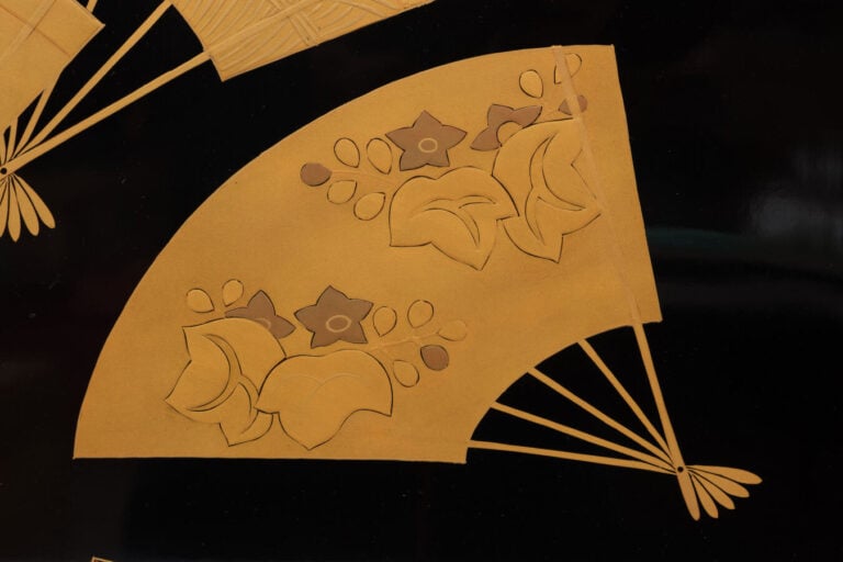 JAPON - XXème siècle - Grand plateau de présentation ( hirobuta) en laque noire…