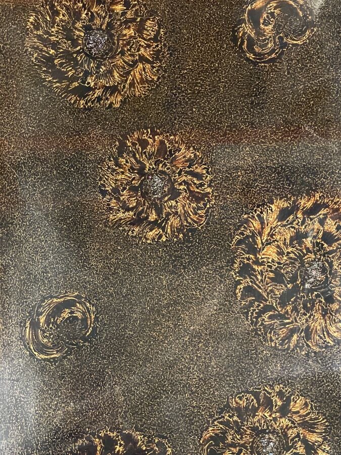 JAPON- XXème siècle - Grand plateau en bois laqué marron , à décor de nombreuse…