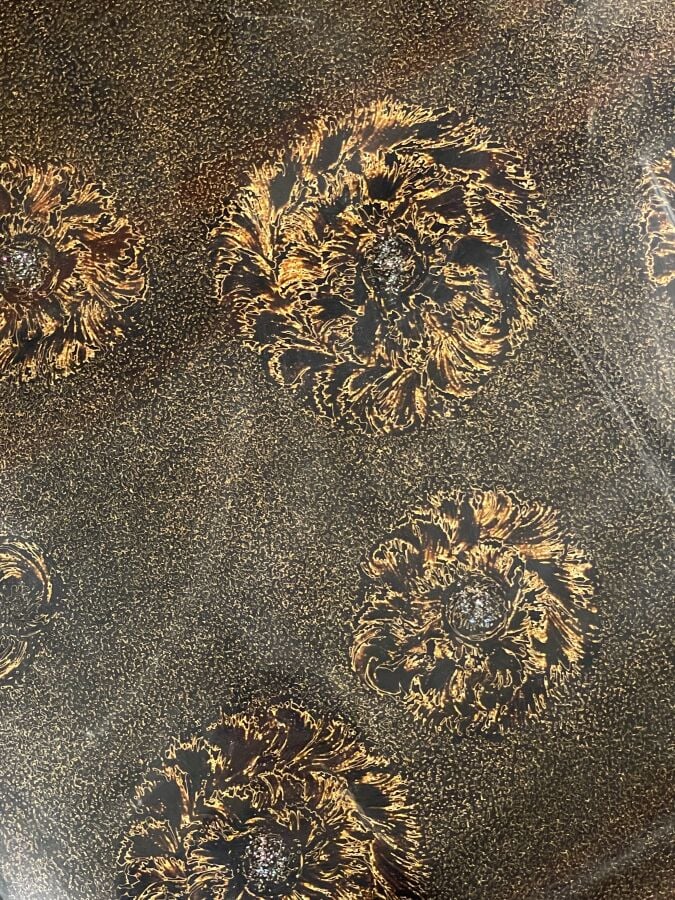 JAPON- XXème siècle - Grand plateau en bois laqué marron , à décor de nombreuse…