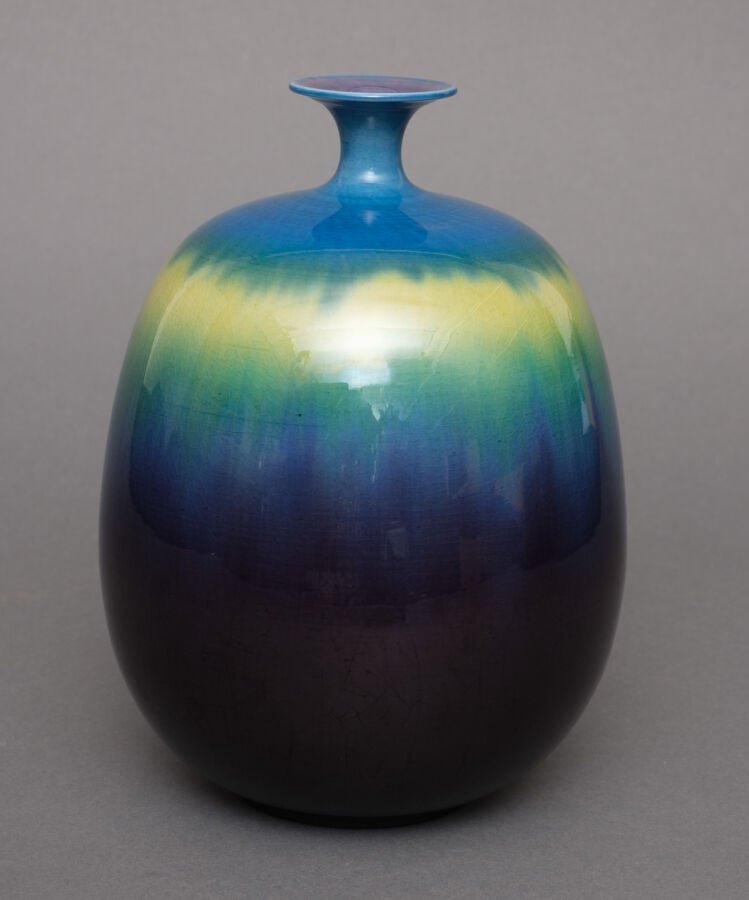 JAPON - XXème siècle - Grand vase en porcelaine de Kutani , à petit col fin , à…
